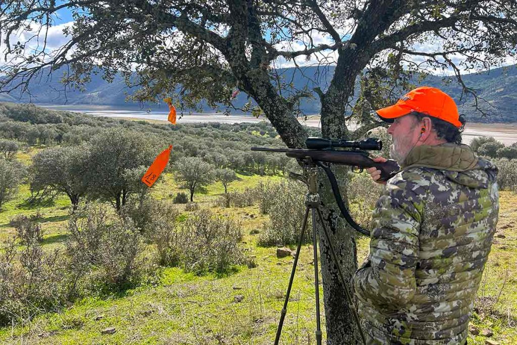 Un cazador en u puesto de montería.