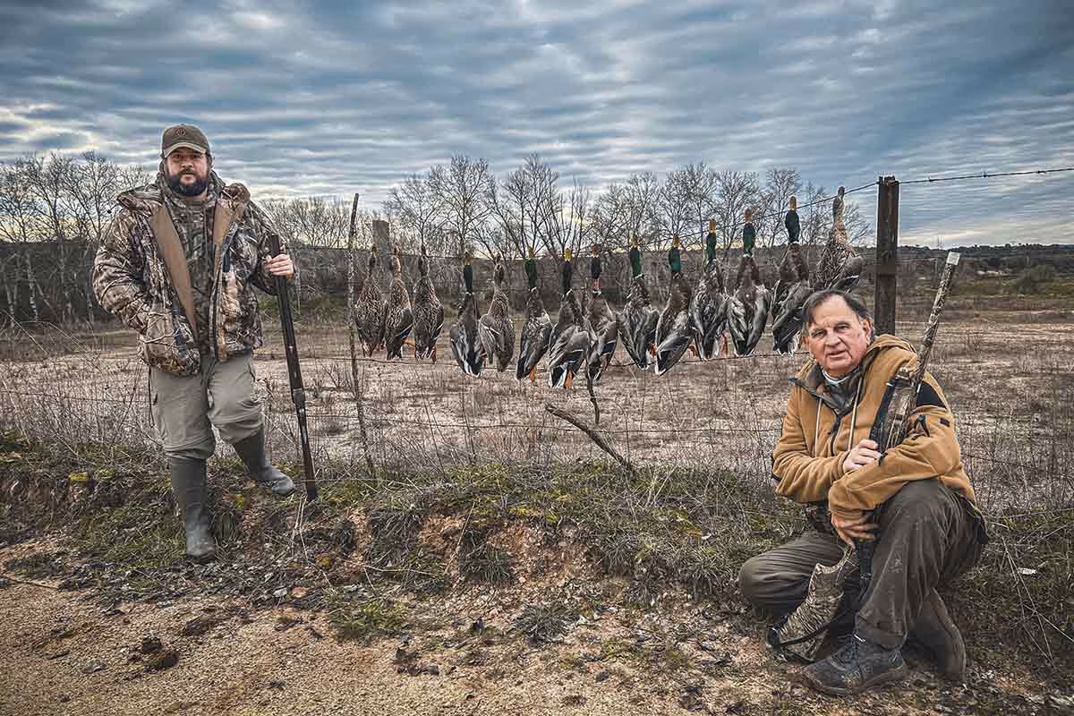 Carlos Vignau y su tío con los 14 patos cobrados.