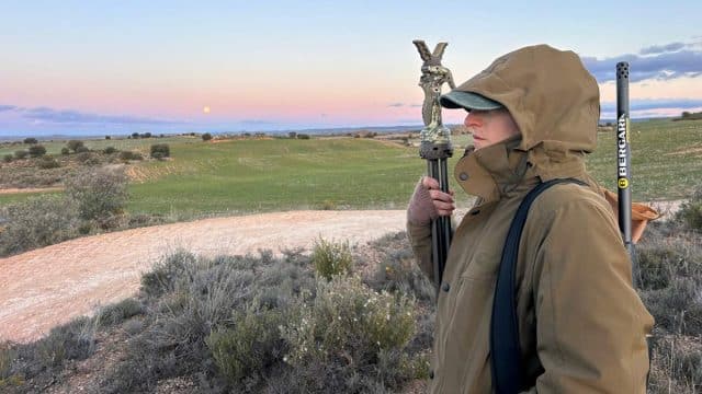 Una cazadora durante un rececho.